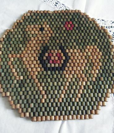 Dessous de plat ancien en perles de bois Travail artisanal
