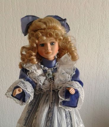 Poupée visage en porcelaine