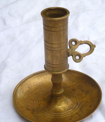 bougeoir ancien avec poussoir en laiton , vintage