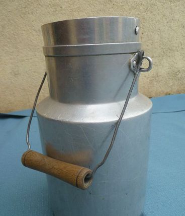 pot a lait , bidon ancien en aluminium, vintage