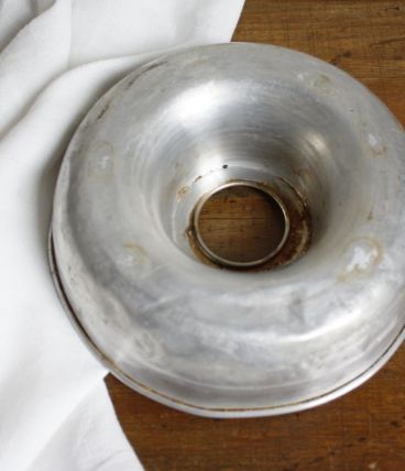 moule en métal vintage pour pâtisserie