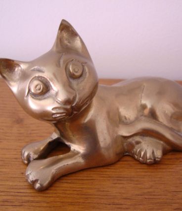 Petit chat en bronze doré