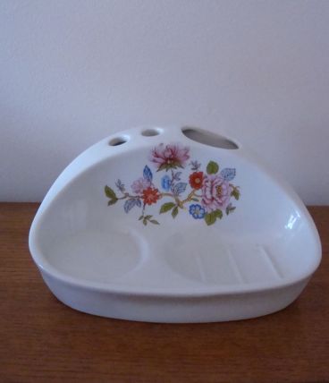 NECESSAIRE DE TOILETTE EN CERAMIQUE  DECOREE