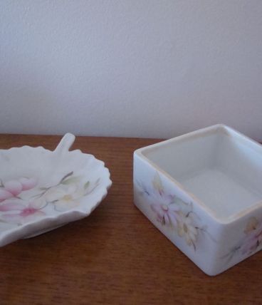 ENSEMBLE EN PORCELAINE  COUPELLE ET POUDRIERE 