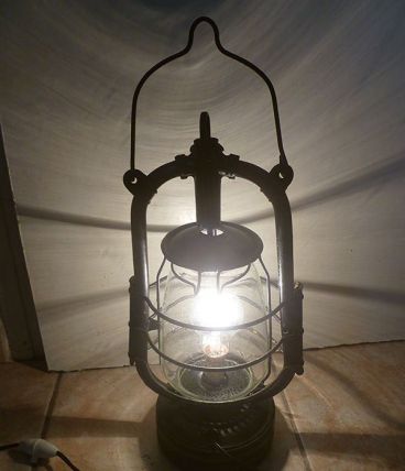 lampe  a  petrole  ancienne  , électrifiée