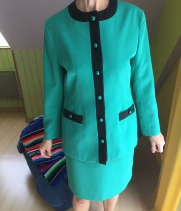 TAILLEUR VERT,belle coupe,longueur jupe 62 cms