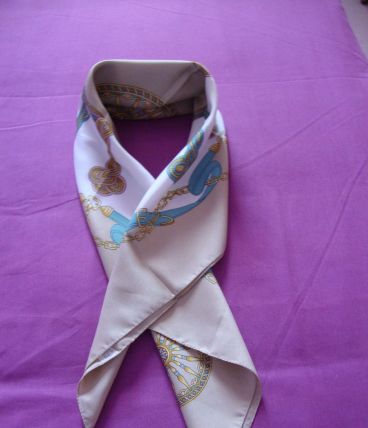 FOULARD VINTAGE COULEUR TAUPE ET VERT