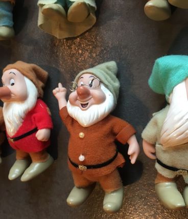Blanche Neige et les 7 nains en porcelaine TBE 