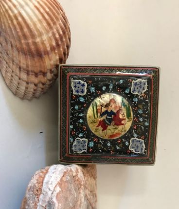 BOITE RUSSE VINTAGE TOPISSIME ANCIENNE