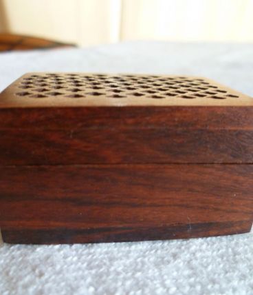 Petite boite en bois ajourée  indienne