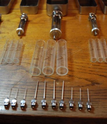 Lot de seringues en métal et verre