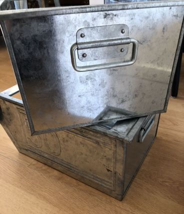 Lot 2 casiers / bacs en métal industriel 