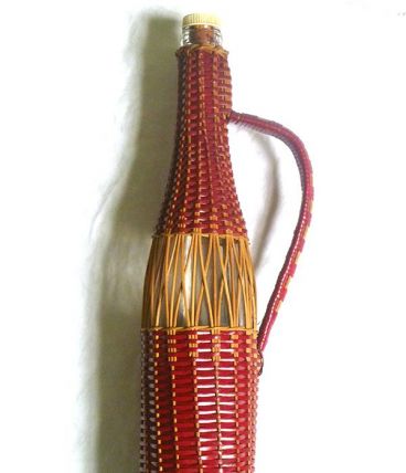 bouteille ancienne recouverte d'osier, vintage