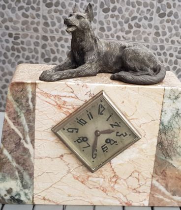 Ancienne horloge en marbre avec décor loup