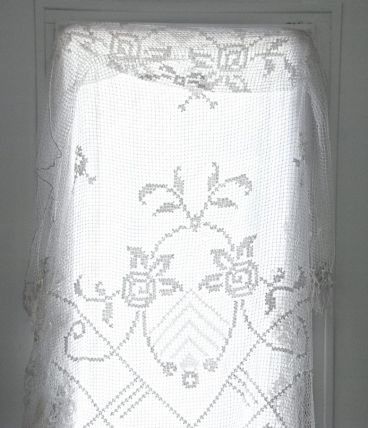 Grand rideau ancien au crochet en coton blanc cassé