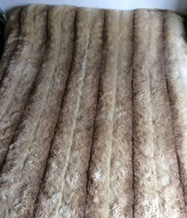 Dessus de lit vintage en fourrure synthétique 
