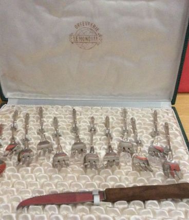 Coffret 12 fourchettes métal argenté et 1 couteau 