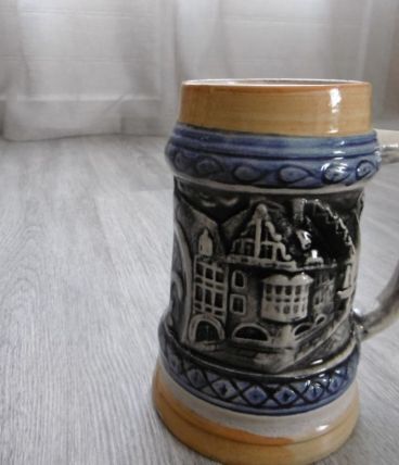 Vintage, chope de bière allemande en céramique avec des scèn