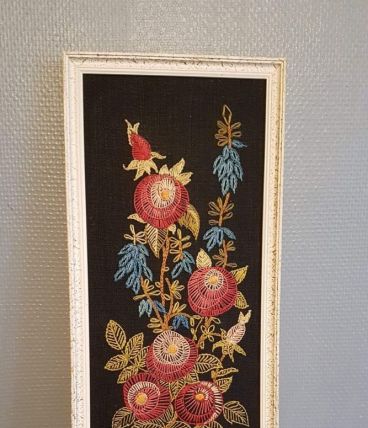 broderie encadrée vintage fleurs sur tissu noir 