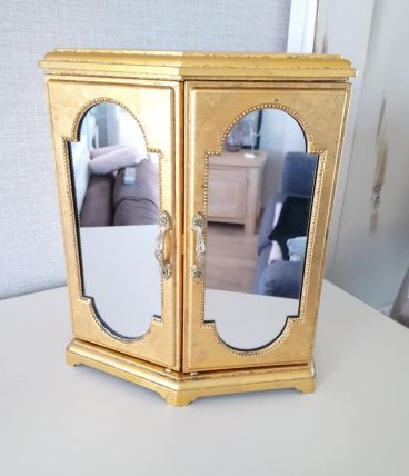 Boîte à bijoux musicale dorée. 