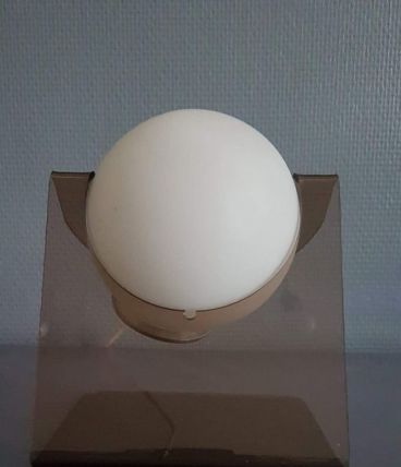 lampe à poser plexiglas fumé et globe opaline blanc 