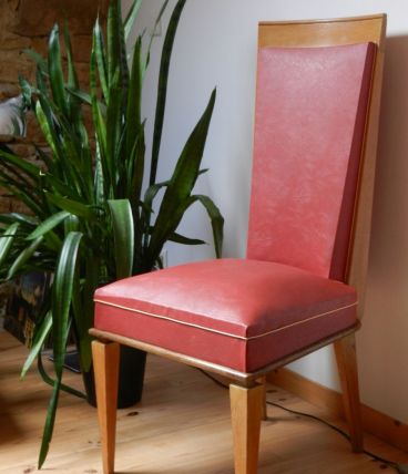 chaise design  années 50 de couleur rouge