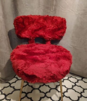 chaise moumoute rouge foncé Pelfran en très bon état