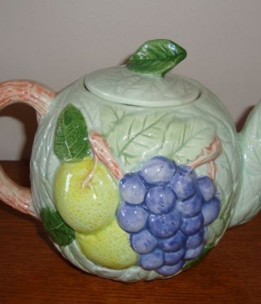 THEIERE EN BARBOTINE DECOR FRUITS