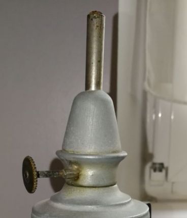 Lampe à essence de la marque "BRULOR " en métal blanc