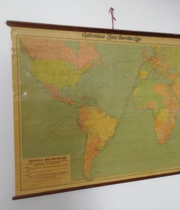 Ancienne carte du monde avec des lignes de navigation