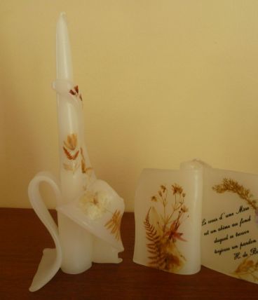 Anciennes bougies incrustées fleurs séchées et citation