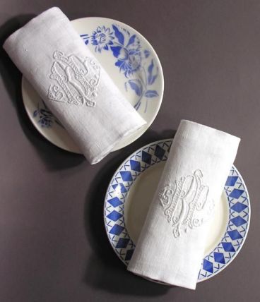 2 Serviettes de Table Brodées Monogramme R.P Français