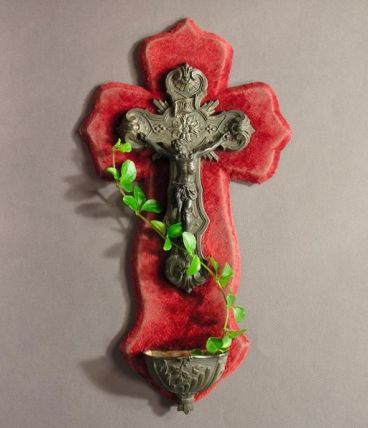 Christ en Croix sur Velours Rouge / Bénitier Mural Français