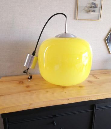 Suspension vintage en opaline jaune. 