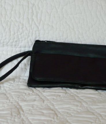 Petite pochette cuir noir basique