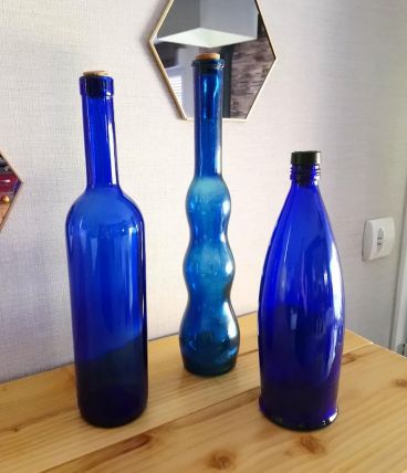 Trio de bouteilles bleues. 