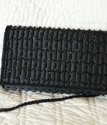 Pochette soirée noire satin  et perles occasion