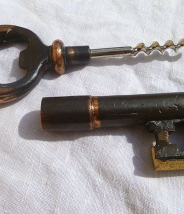 clée  tire bouchon, decapsuleur en metal,  vintage