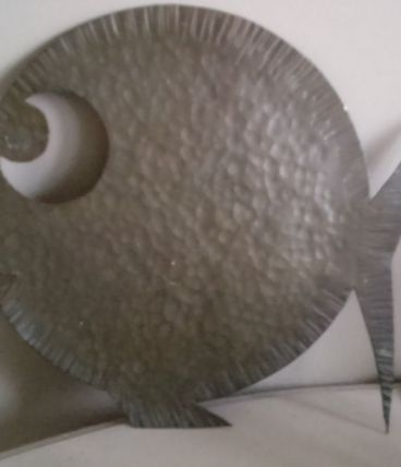 Poisson en métal martelé années 40