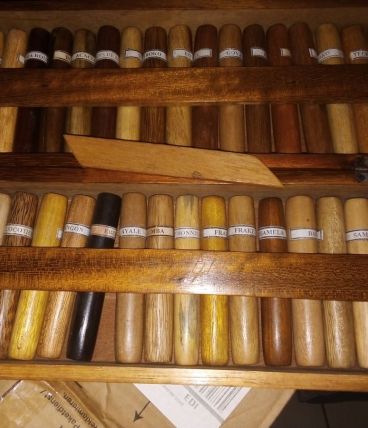 coffret avec tous les essences des bois d"afrique