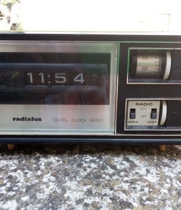 Radio réveil radialva des années 1970