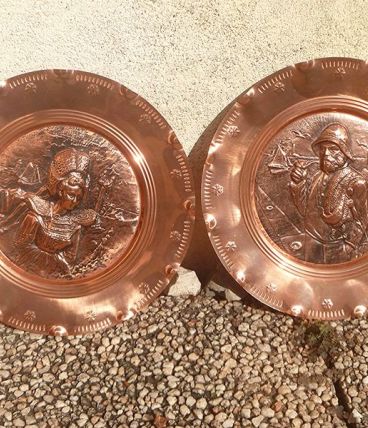 assiettes  decoratives  a suspendre en cuivre