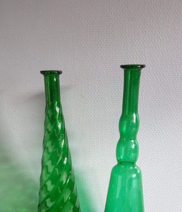 lot de 2 bouteilles carafes vertes dont 1 torsadée vintage