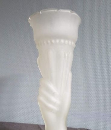 vase flambeau avec main en verre dépoli blanc