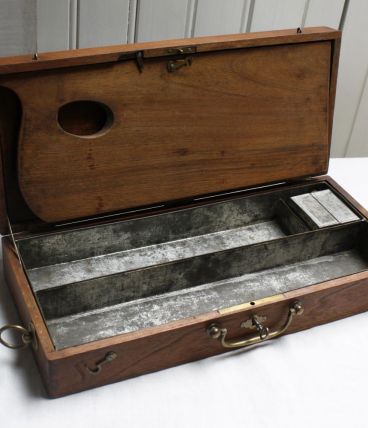 Boîte en bois et laiton à peinture ancienne