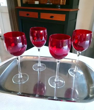 4 jolis verres à vin. 