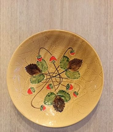 Coupe Poet Laval, décor fraises, barbotine, vintage