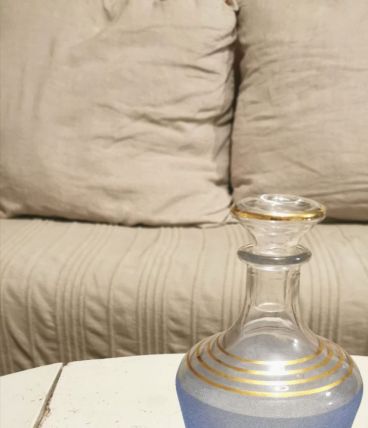 Carafe à liqueur avec son bouchon et ses 2 verres   