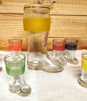 Rare carafe et ses 6 verres forme de bottes 
