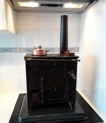 REPLIQUE  CUISINIERE"LA PARISIENNE" FONTE  FONCTIONNE A BOIS